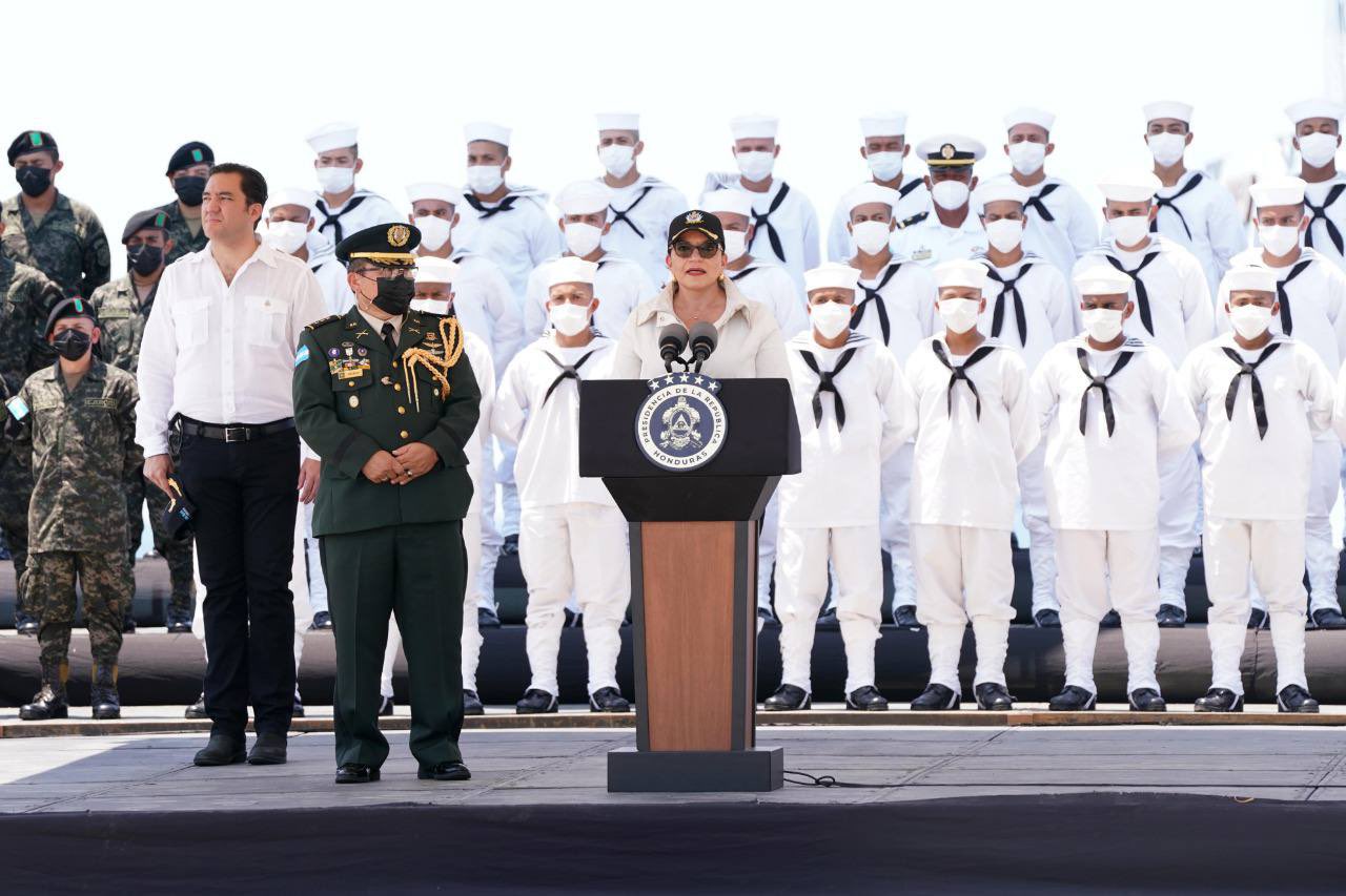 Presidenta Xiomara Castro realiza ascensos de oficiales de las Fuerzas Armadas de Honduras