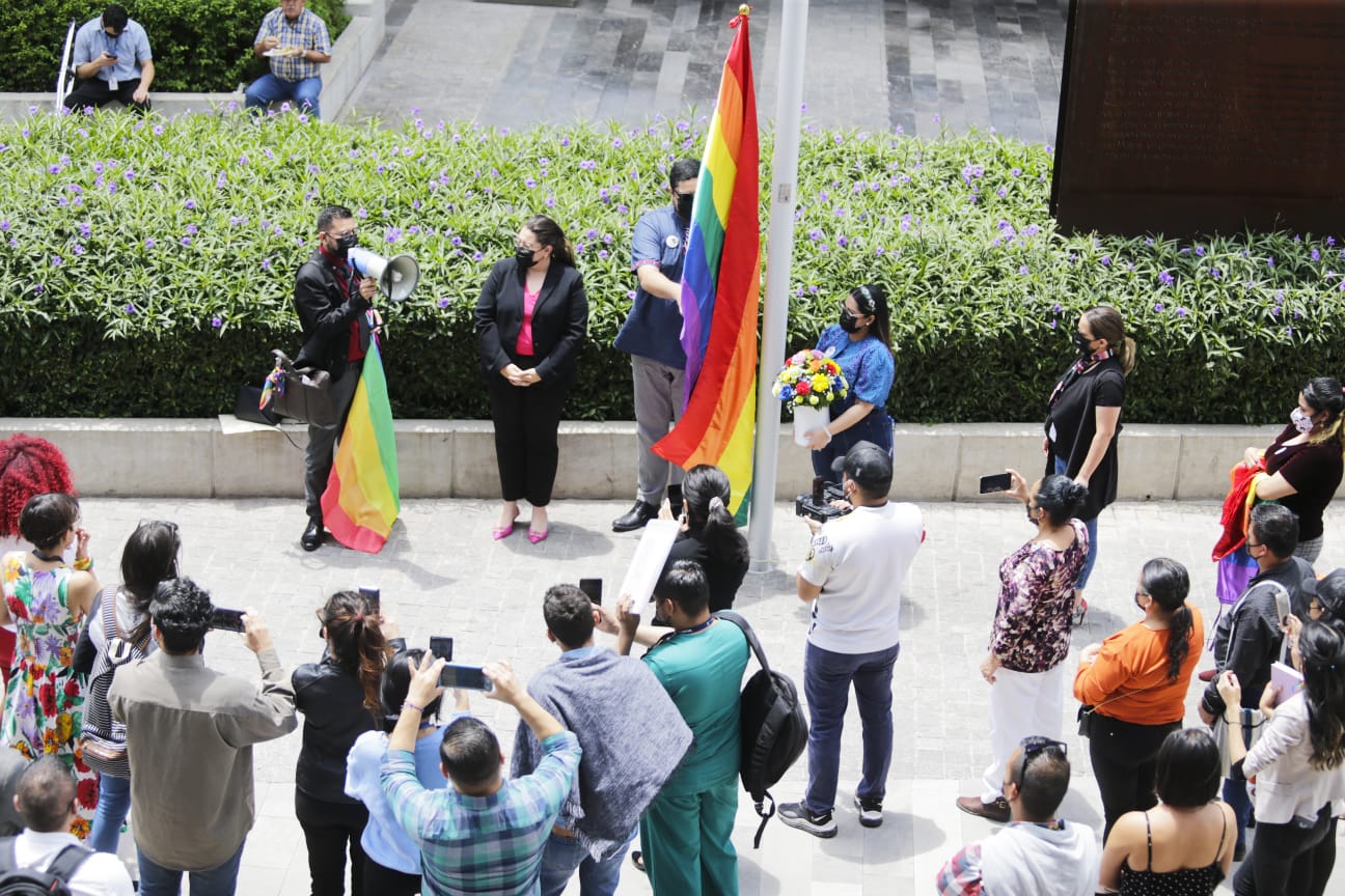 SEDESOL izó la bandera de la Comunidad LGBTIQA+ en la plaza del Centro Cívico Gubernamental