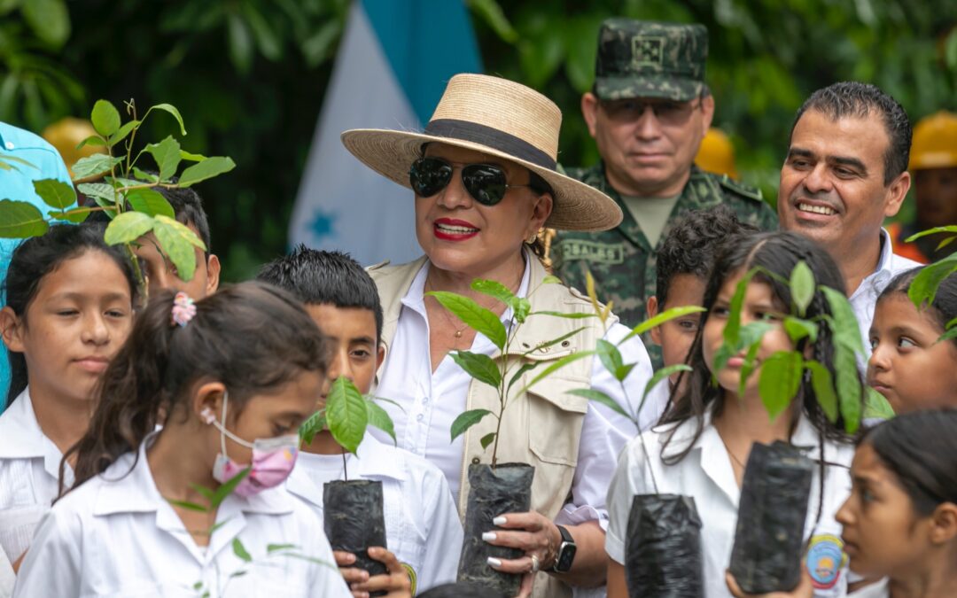 Presidenta Castro da por iniciada campaña de reforestación y ordena rescatar el Lago de Yojoa