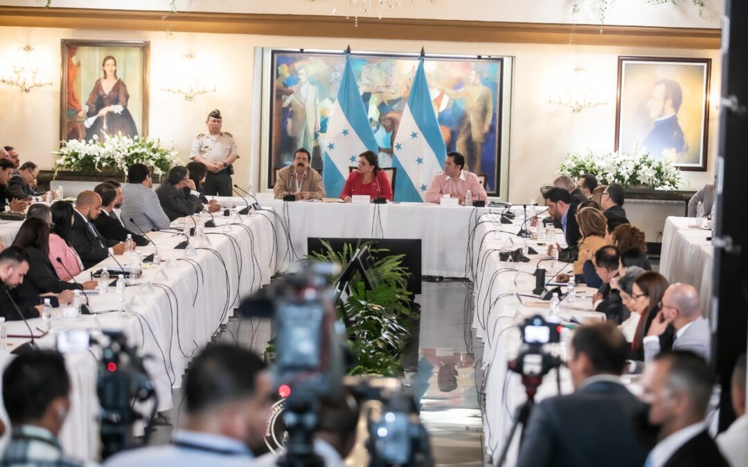 Consejo de Ministros: Gobierno de Xiomara Castro y 298 alcaldías firman acuerdos por 2 mil millones de lempiras para reconstruir 12 mil escuelas y caminos productivos