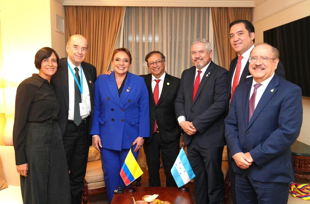 Presidenta Xiomara Castro y su homólogo de Colombia Gustavo Petro, sostienen reunión en su visita a Guatemala