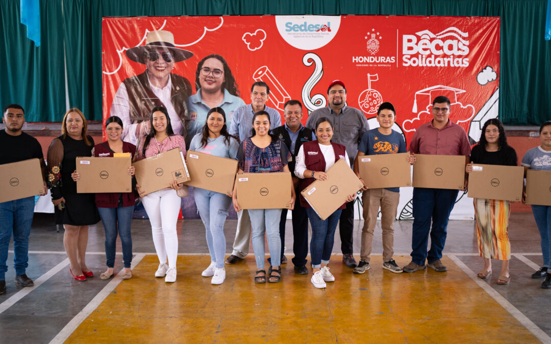 Programa Becas Solidarias otorga computadoras a estudiantes universitarios