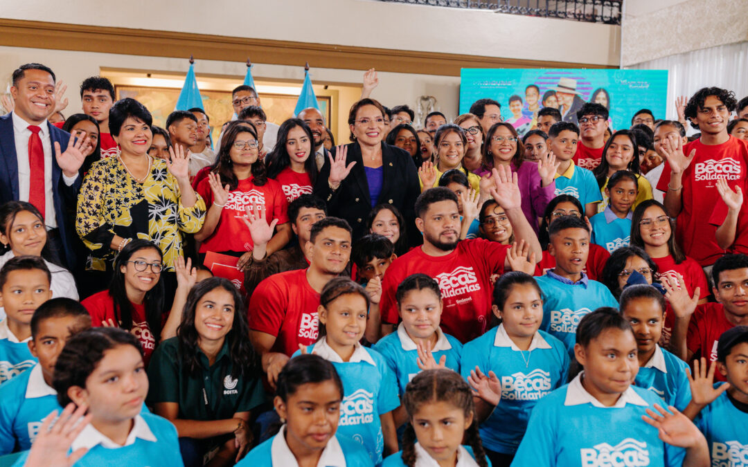 La Presidenta Xiomara Castro reafirma su compromiso con estudiantes hondureños mediante el Programa Becas Solidarias