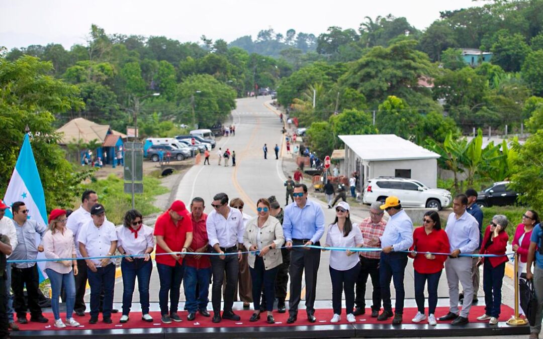 Presidenta Castro inaugura otra carretera hecha con concreto hidráulico