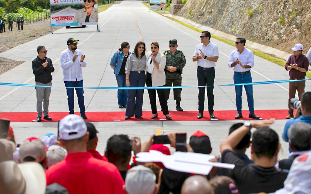 Xiomara Castro inaugura carretera que une El Paraíso con Olancho, tercer proyecto en menos de dos semanas.