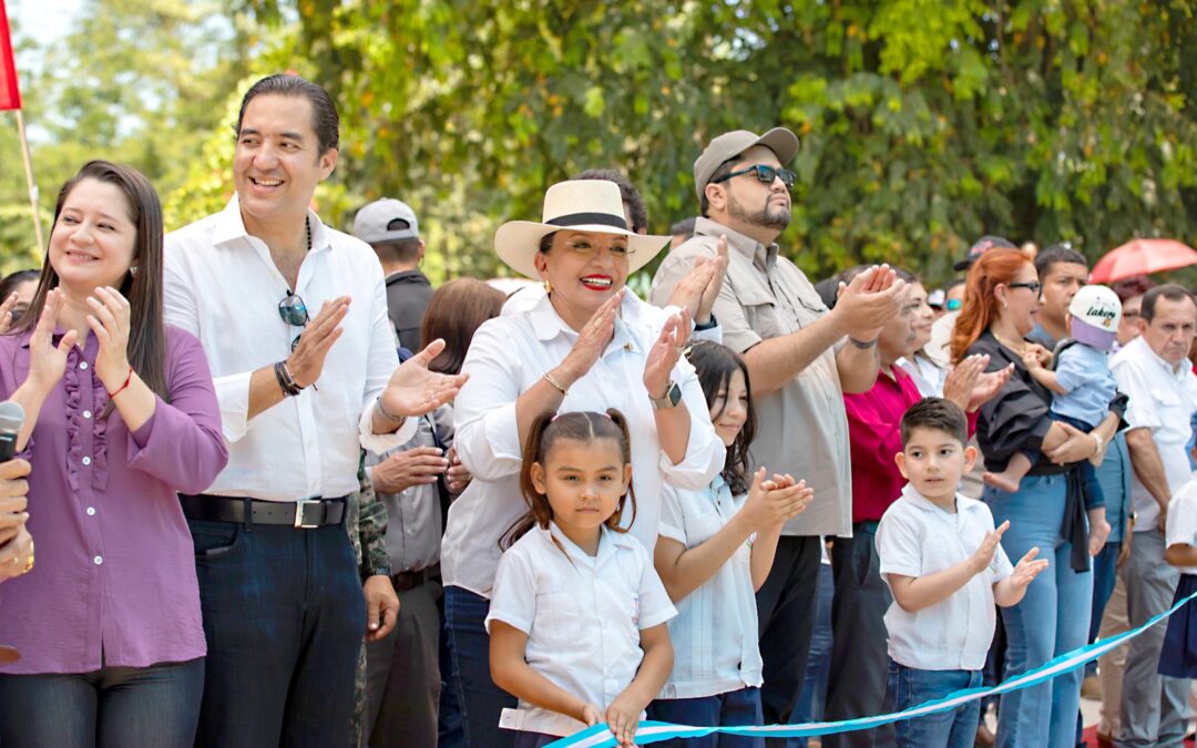 Otra escuela reconstruida de las 12,500 abandonadas por la dictadura entrega la presidenta Castro