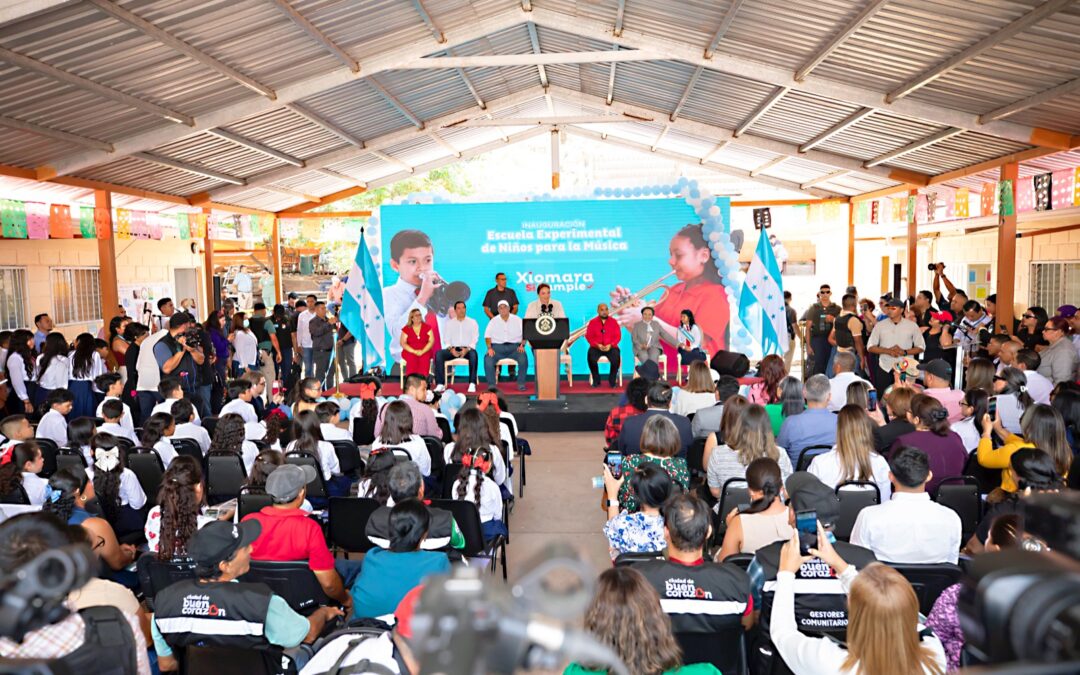 La Presidenta Xiomara Castro inaugura reconstrucción de escuela de música y dos canchas