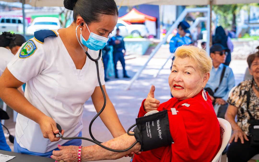 La SEDESOL desarrolla brigada médica integral a favor de las personas adultas mayores en la capital