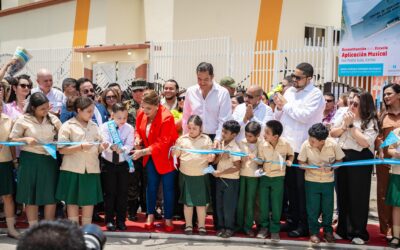 Mandataria Castro inaugura escuela musical en SPS y a cada estudiante le dona una Tablet