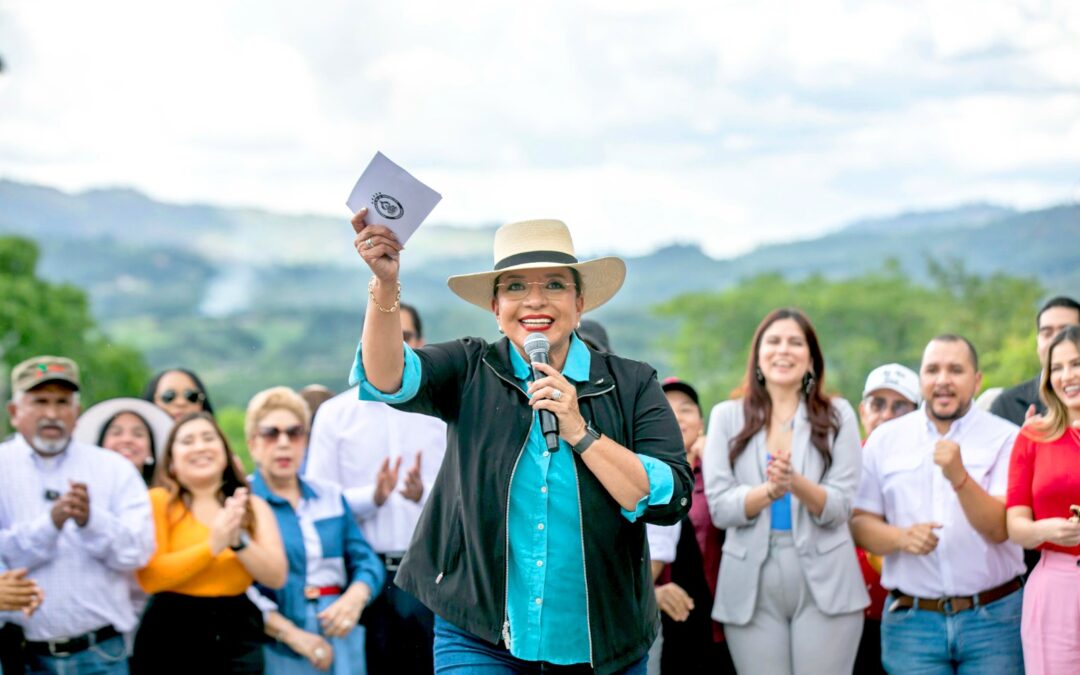 Mandataria supervisa carretera Cantarranas-Talanga, otra obra hecha con concreto hidráulico