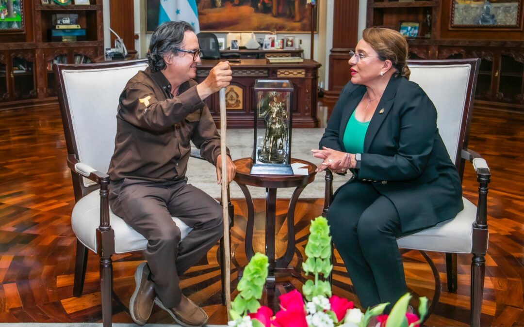 Padre Leopoldo Serrano visita a la presidenta Xiomara Castro