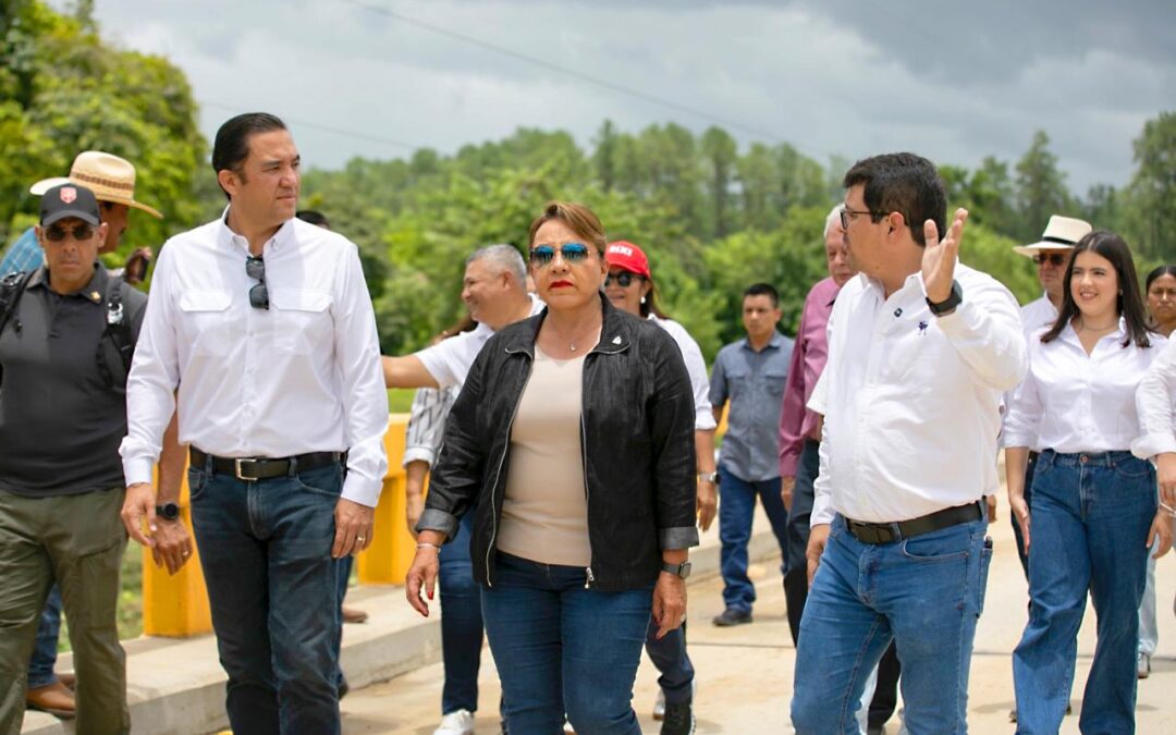 Mandataria inaugura puente y supervisa pavimentación de carreta en Culmí, Olancho