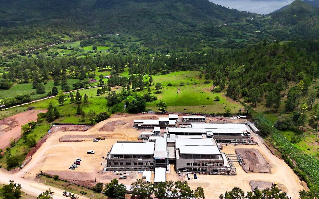 La presidenta Xiomara Castro supervisa moderno hospital que prestará todos los servicios en Salamá, Olancho