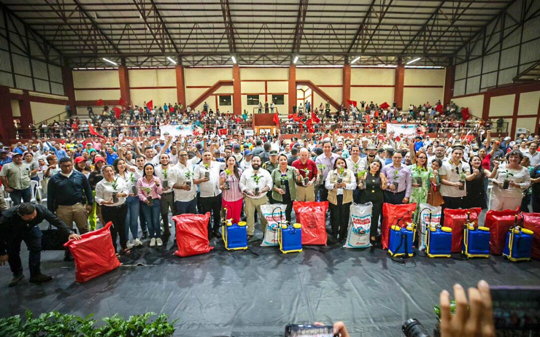 Mandataria entrega 1,400 sacos de fertilizantes a caficultores de SPS