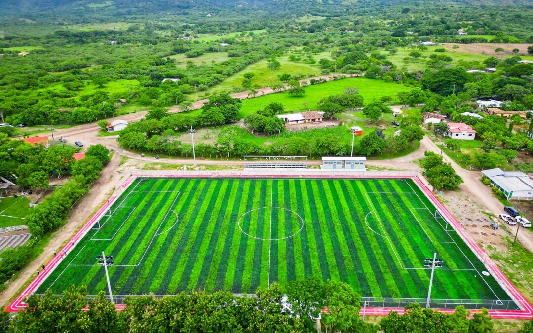 Xiomara Castro inaugura la cancha número 83 en Lamaní, Comayagua