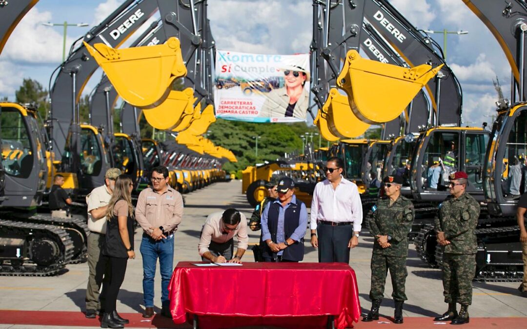 Moderna maquinaria entrega Xiomara Castro a la SIT para arreglar carreteras