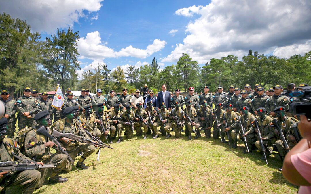 Mandataria lidera ceremonia de graduación de tropas élites de las FFAA