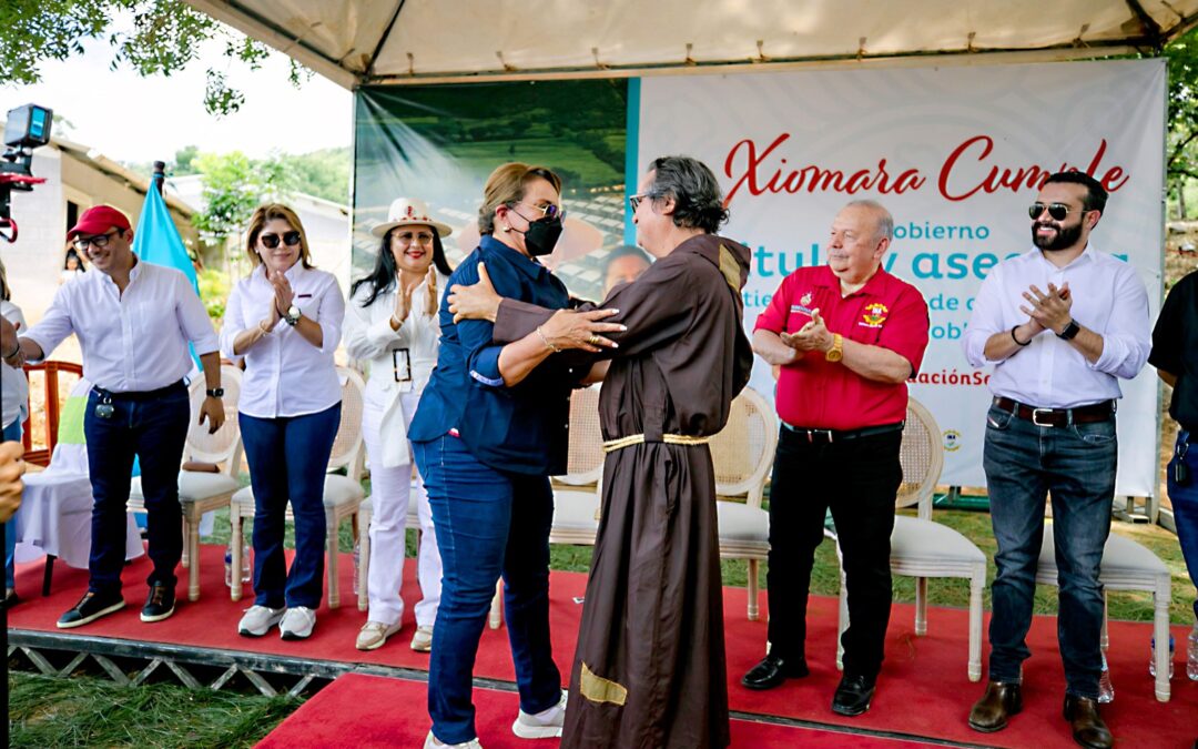 Mandataria cumple a sacerdote y le entrega 353 títulos de propiedad a comunidad de Macuelizo, Santa Bárbara