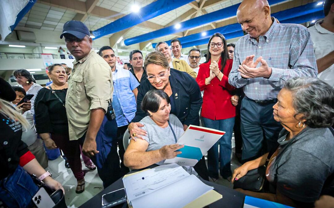 Histórico: Xiomara Castro garantiza legalidad y esperanza con 3,500 títulos de propiedad en San Pedro Sula