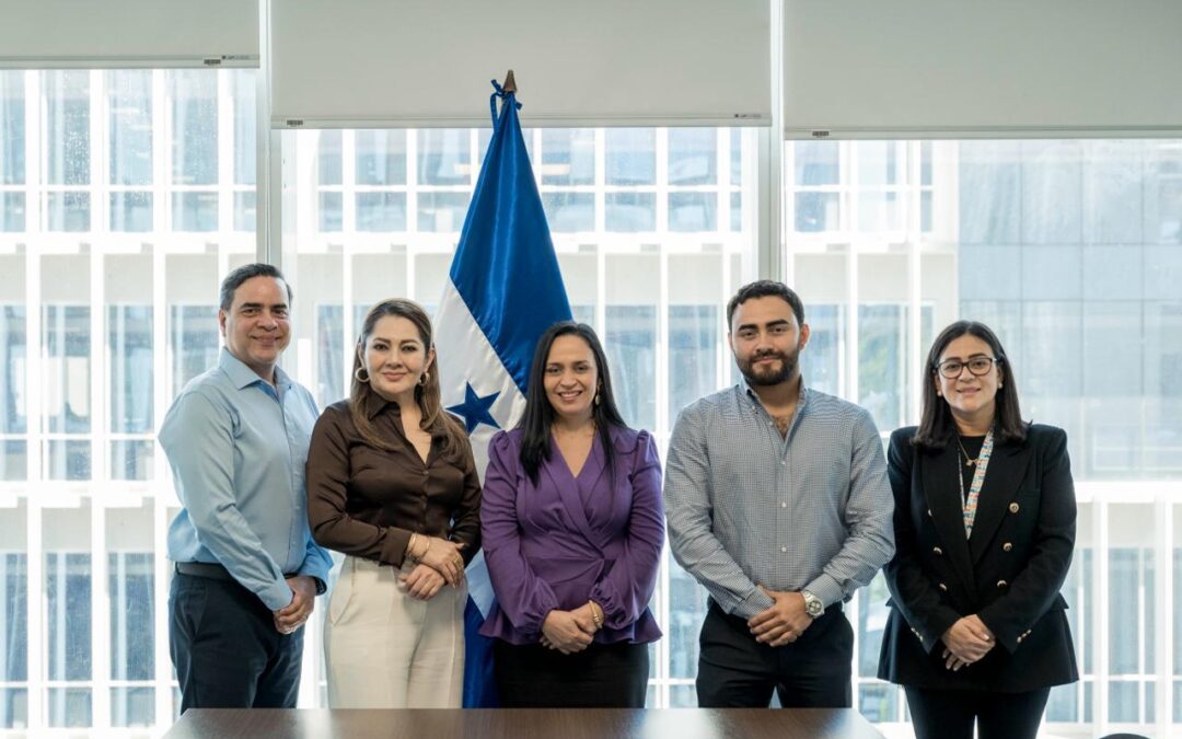 La ministra Fátima Juárez recibe a representantes del Grupo Evergreen para articular acciones conjuntas en favor de poblaciones vulnerables