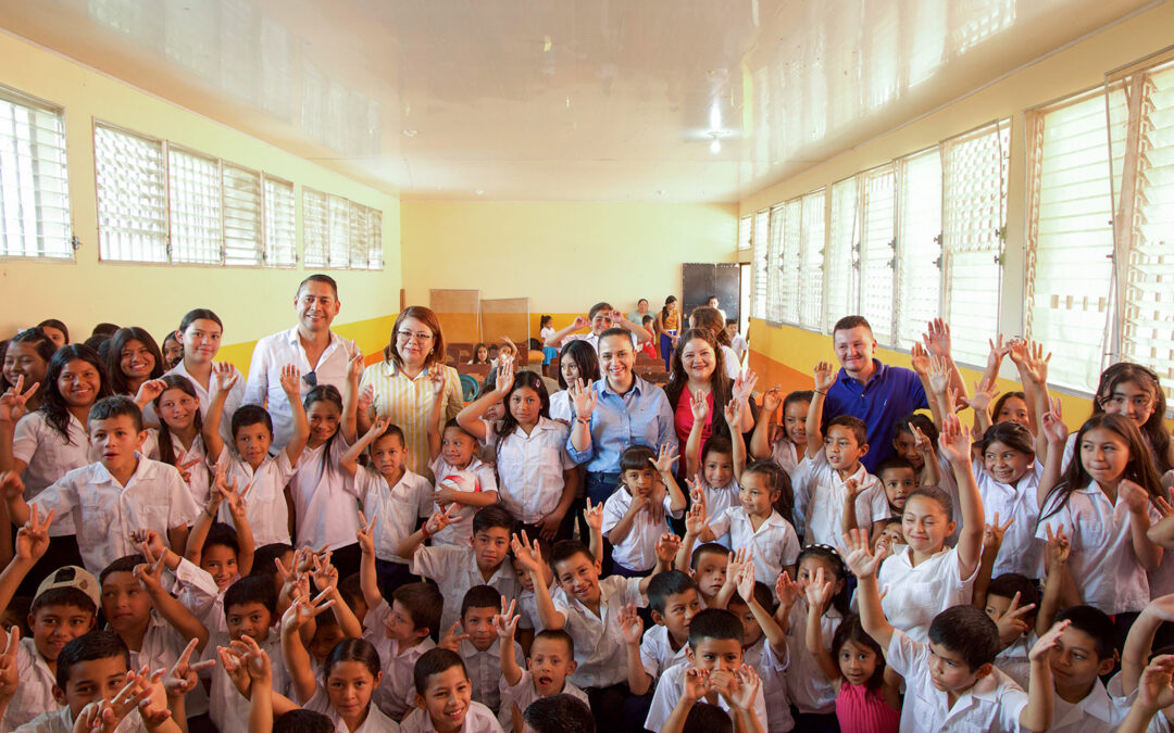 La Secretaría de Desarrollo Social entrega kits educativos y artículos deportivos en centros educativos de San Agustín, Copán. 