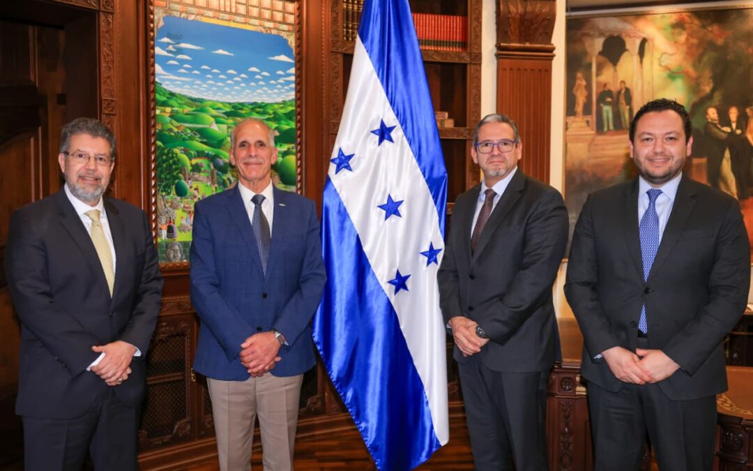 𝗟𝗮 𝗣𝗿𝗲𝘀𝗶𝗱𝗲𝗻𝗰𝗶𝗮 𝗱𝗲 𝗹𝗮 𝗥𝗲𝗽𝘂́𝗯𝗹𝗶𝗰𝗮 𝗰𝗼𝗻𝘁𝗶𝗻𝘂́𝗮 𝗶𝗺𝗽𝘂𝗹𝘀𝗮𝗻𝗱𝗼 𝗽𝗿𝗼𝘆𝗲𝗰𝘁𝗼𝘀 𝗲𝘀𝘁𝗿𝗮𝘁𝗲́𝗴𝗶𝗰𝗼𝘀 𝗽𝗮𝗿𝗮 𝗺𝗼𝗱𝗲𝗿𝗻𝗶𝘇𝗮𝗿 𝗹𝗮 𝗰𝗼𝗻𝗲𝗰𝘁𝗶𝘃𝗶𝗱𝗮𝗱 𝗲𝗻 𝗛𝗼𝗻𝗱𝘂𝗿𝗮𝘀